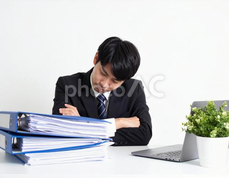 オフィスで困っているサラリーマン男性 オフィス,会社,サラリーマンの写真素材