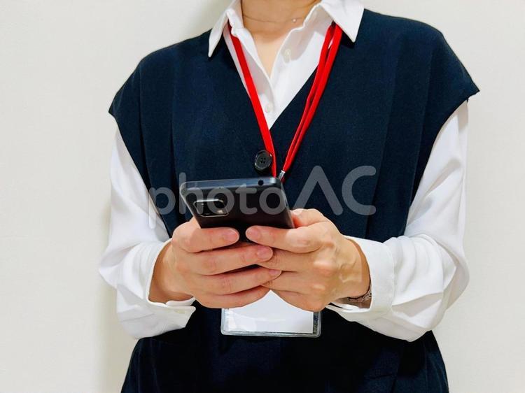 スマホを操作する女性（オフィス内） スマホ,女性,仕事中の写真素材