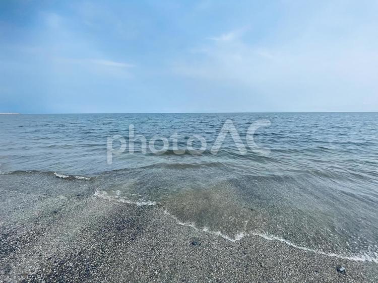 砂浜と青空に続く夏の海 海,波打ち際,青い海の写真素材