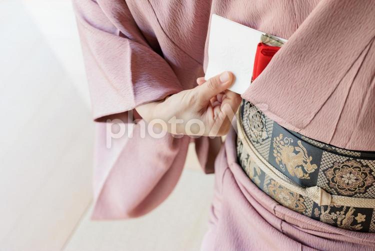 お茶席で「胸元から懐紙を取り出す」所作 懐紙,胸元,取り出すの写真素材