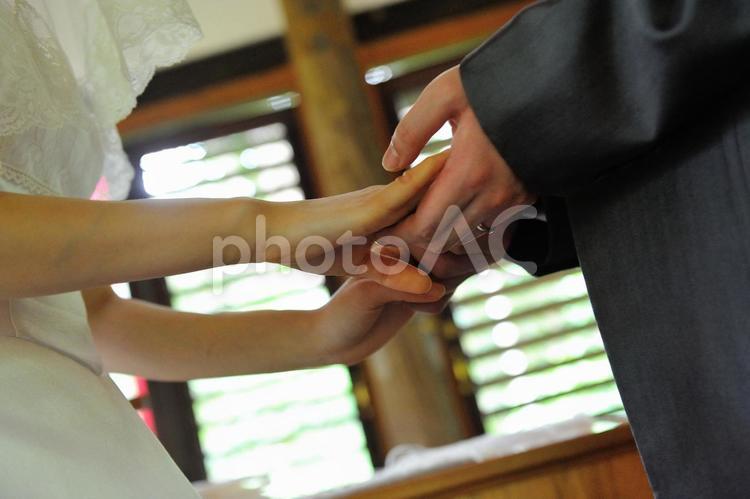 手を取り合って 挙式,手つなぎ,結婚式の写真素材