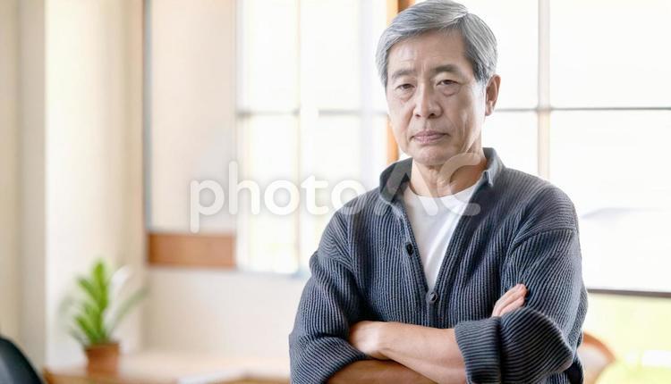 腕組みして機嫌が悪く考え事をする高齢男性 高齢者,男性,人の写真素材