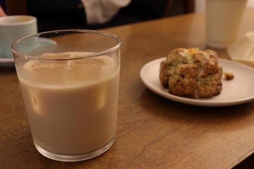 カフェのテーブル カフェのテーブルの写真