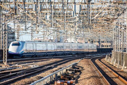 大宮駅を出発していく上越新幹線E2系 東日本旅客鉄道,jr東日本,スピードの写真素材