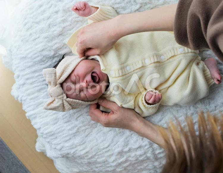 生後１か月の泣く赤ちゃん　女の子 赤ちゃん,baby,乳児の写真素材