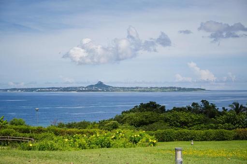 沖縄の空と海と緑の浜 沖縄の空と海と緑の浜の写真