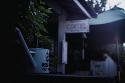 <素材>おしゃれなジョウロ型の植木鉢 <素材>おしゃれなジョウロ型の植木鉢 風景,ジョウロ,鉢の写真素材
