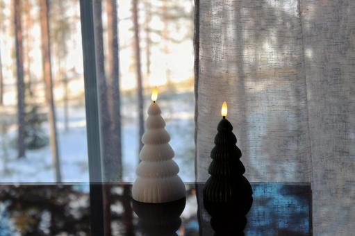 窓辺においたクリスマスキャンドル クリスマス,キャンドル,灯りの写真素材