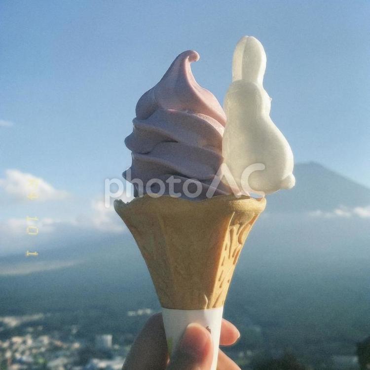 富士山とともに頬張るアイスクリーム 自然,風景,富士山の写真素材