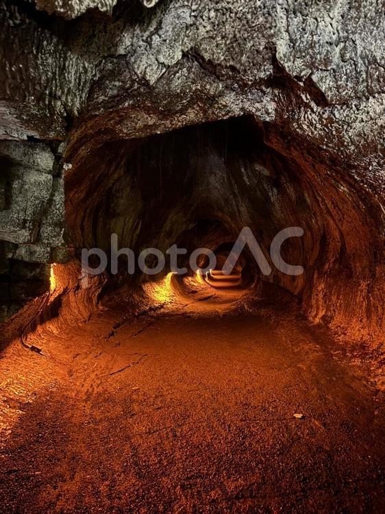 【ハワイ島】火山公園の洞窟 洞窟,自然,ハワイの写真素材
