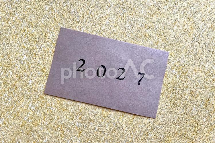 2027の文字が書かれたカードとスペース 2027,2027年,令和9年の写真素材