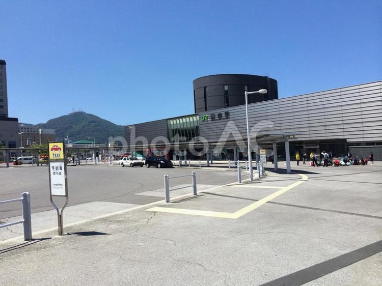 快晴の函館駅駅舎とロータリー、駅前広場 函館駅,中央口,モダンの写真素材