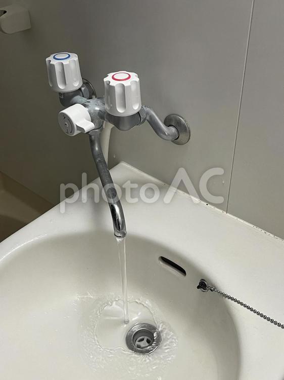 水を出してる洗面台 水道,洗面台,蛇口の写真素材