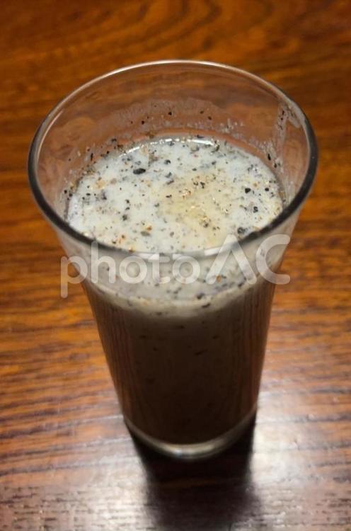 牛乳りんご酢に黒大豆きな粉と黒すり胡麻 牛乳りんご酢,牛乳,りんご酢の写真素材