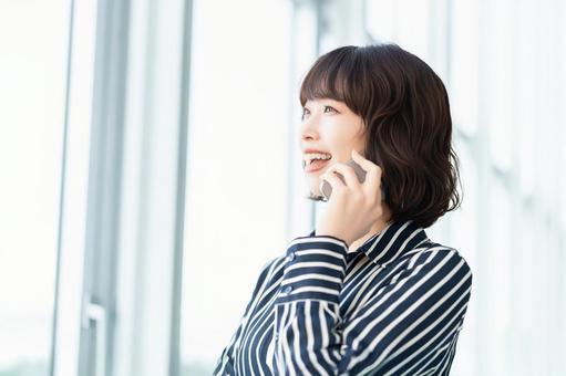 スマホで話す女性・ビジネスウーマン スマホで話す女性・ビジネスウーマン 女性,スマホ,スマートフォンの写真素材