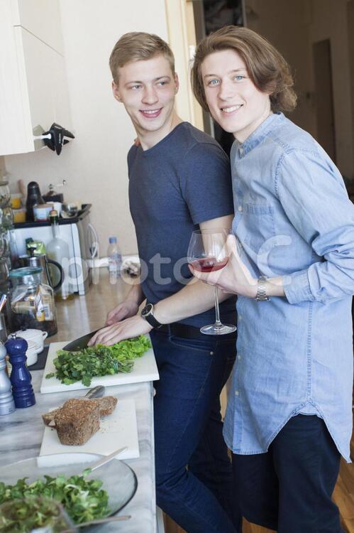 キッチンで料理をするゲイカップル26 lgbt,ゲイカップル,外国人の写真素材