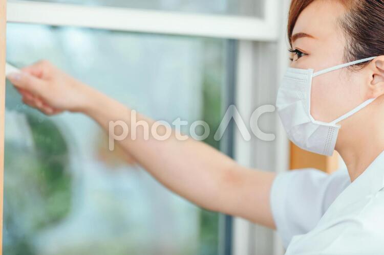窓を開けて換気する医療スタッフ 換気,看護師,看護婦の写真素材