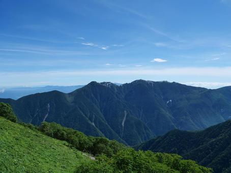 北岳 草すべりから望む鳳凰三山 北岳 草すべりから望む鳳凰三山 鳳凰三山,草すべり,北岳の写真素材