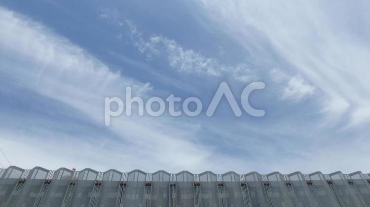 フェンスと青い空と雲 フェンス,空,壁の写真素材