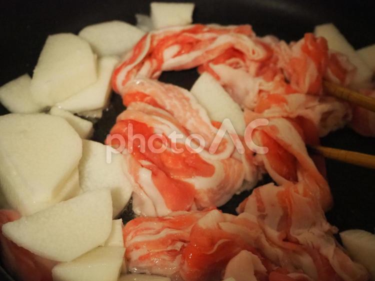 豚肉と長いもを炒める 豚肉,長いも,食べ物の写真素材