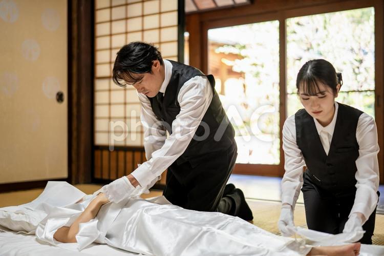 仏衣を着せる葬儀スタッフ（納棺師） 納棺師,美粧衛生師,湯灌師の写真素材