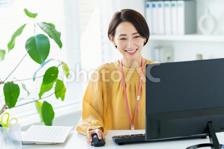 オフィスで働くビジネスウーマン ビジネス,女性,オフィスの写真素材
