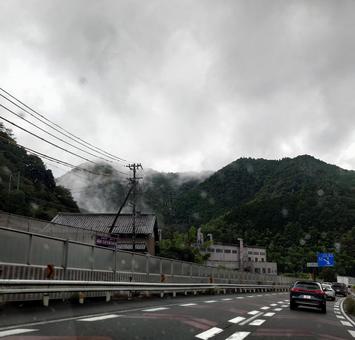 霧がかかる山と雨降りのドライブ 霧がかかる山と雨降りのドライブ こさめ,雨,フロントガラスの写真素材