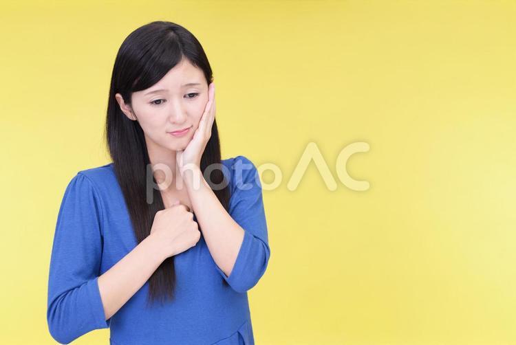 不安そうな表情の女性 女性,女,ストレスの写真素材
