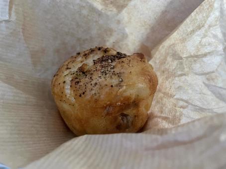 ペッパーが香る惣菜系の丸いパン パン,マフィン,焼き菓子の写真素材