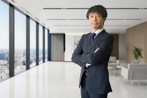 腕組したビジネスマンと綺麗なオフィス ハイテク企業,男性,スーツの写真素材