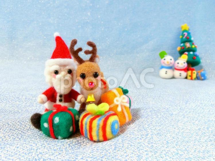 プレゼントを配るサンタクロース2 クリスマス,サンタ,トナカイの写真素材
