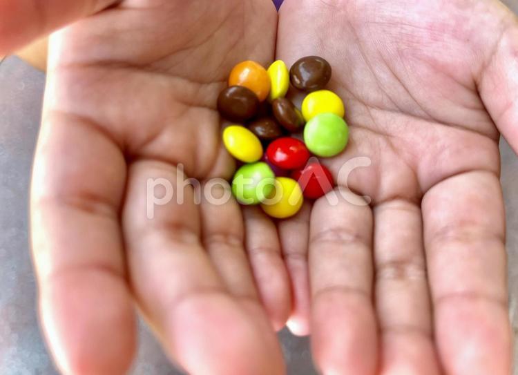 チョコレートと子どもの手 チョコレート,チョコ,お菓子の写真素材