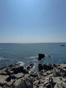 岩場から望む夏の海 岩場から望む夏の海の写真