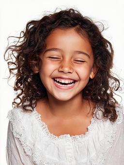 満面の笑みで目を閉じる、愛らしい女の子の写真