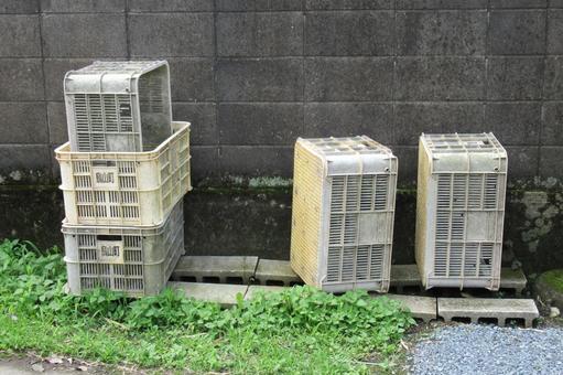ゴミステーションに積まれたコンテナ ゴミステーションに積まれたコンテナ ゴミ,ステーション,置き場の写真素材