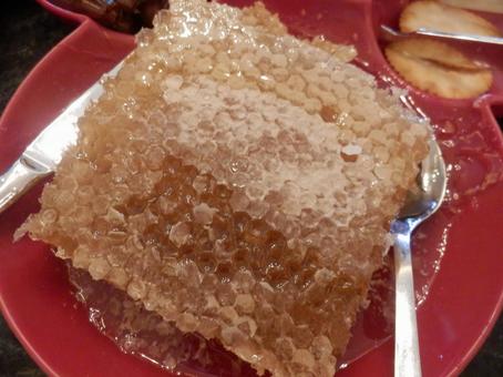 蜂の巣の形が残る珍しいはちみつの写真