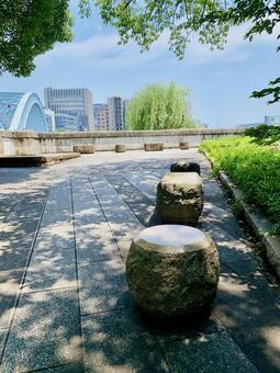 木陰でひと休み、永代橋近くの休憩スペース 永代橋,中央区,東京の写真素材