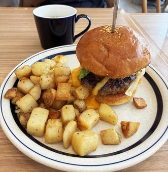 ハンバーガーとポテトとホットドリンク ハンバーガーとポテトとホットドリンク ハンバーガー,ポテト,ランチの写真素材