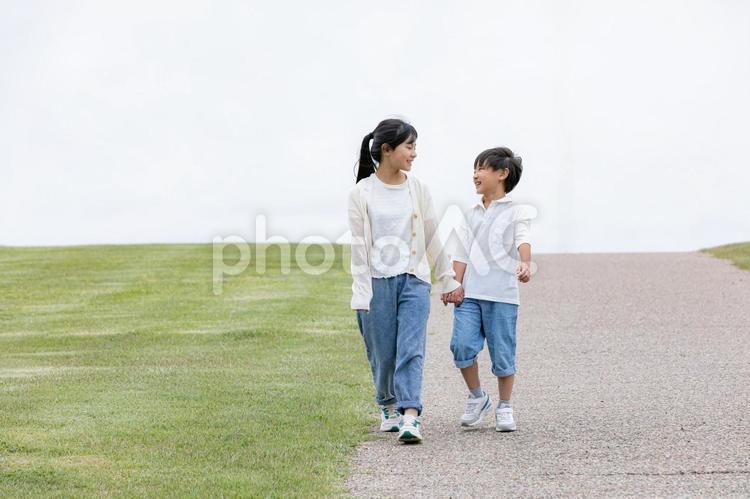 丘の上を笑顔で歩く子ども 子ども,笑顔,歩くの写真素材