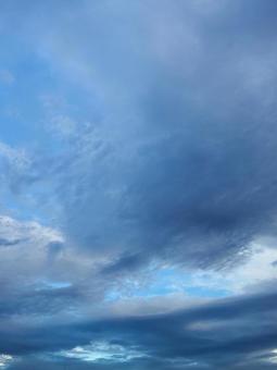 夏の空・青空を覆う夕方の雨雲 夏の空・青空を覆う夕方の雨雲の写真