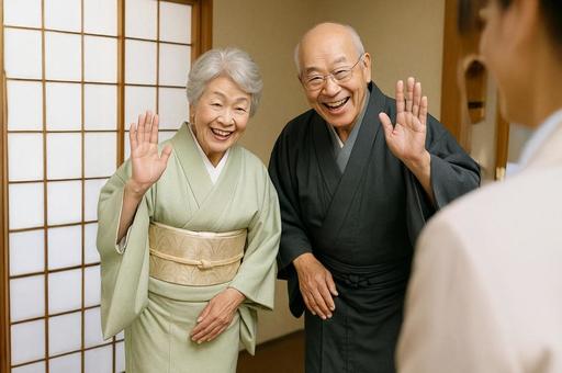 笑顔でお出迎えする老夫婦 笑顔でお出迎えする老夫婦の写真