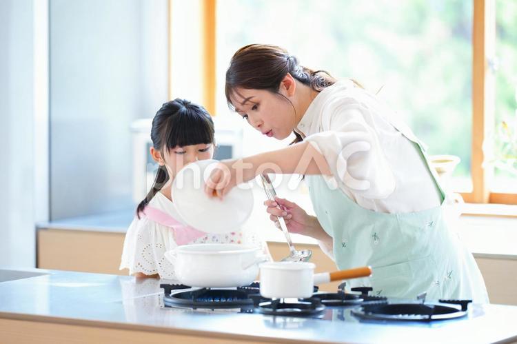 鍋の蓋を開け覗き込む親子 母,娘,女の子の写真素材