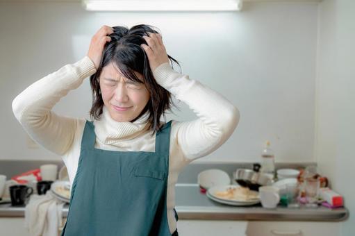 汚れた食器と女性 女性,主婦,ストレスの写真素材