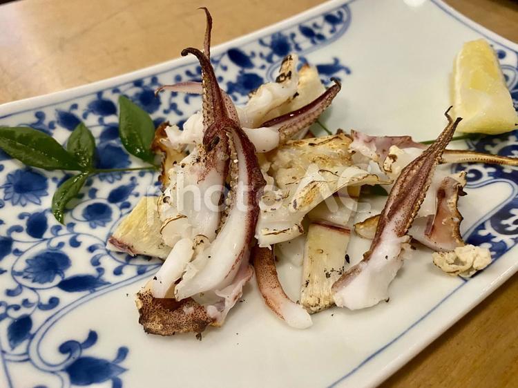 活イカの後造り。ゲソ焼き ゲソ焼き,香ばしい,イカの写真素材