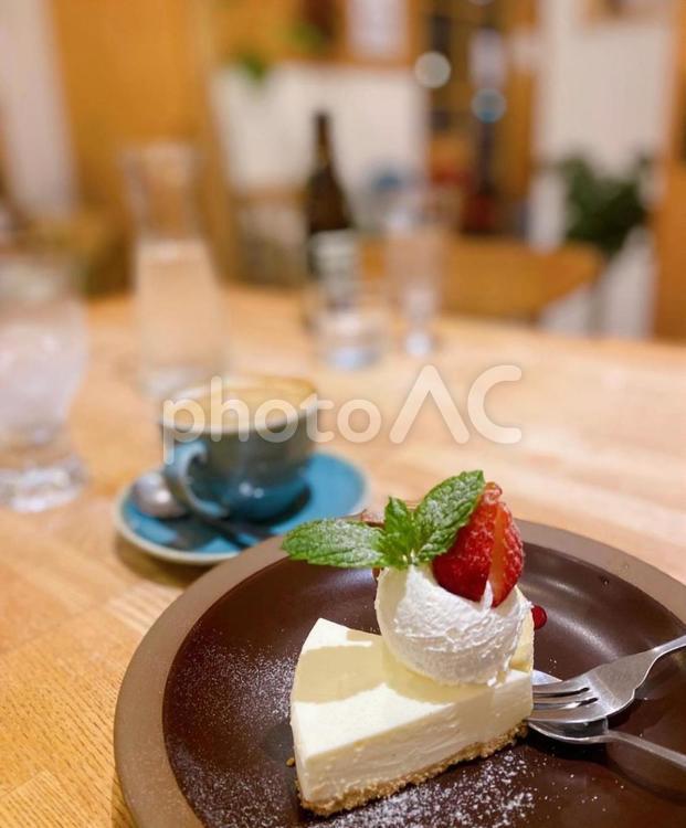 チーズケーキ チーズケーキ,レアチーズケーキ,イチゴの写真素材