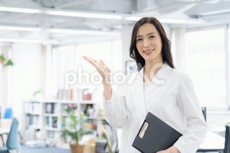 実験をする白衣の若い女性研究者 研究,サイエンス,実験の写真素材