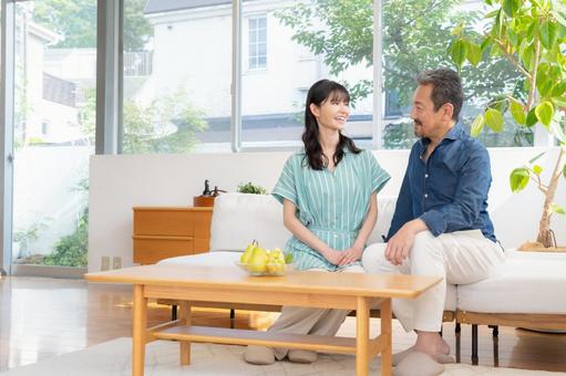 リビングでくつろぐミドルの夫婦 夫婦,家族,ミドルの写真素材