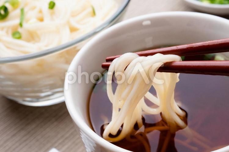 ガラスの器に盛ったそうめん そうめん,麺類,つけ麺の写真素材