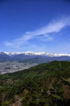 鷹狩山から見た大町市と北アルプスの山々 鷹狩山から見た大町市と北アルプスの山々 北アルプス,赤沢岳,鳴沢岳の写真素材