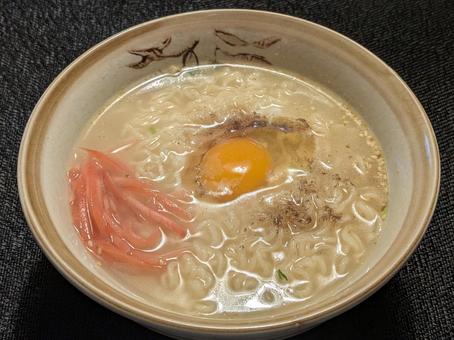 霜降前の自宅調理したインスタントラーメン 霜降前の自宅調理したインスタントラーメン 塩ラーメン,月見ラーメン,紅しょうがの写真素材